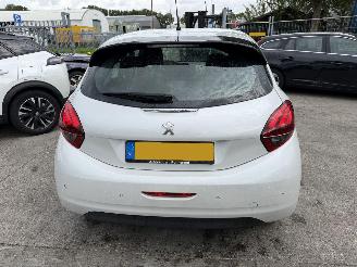 Peugeot 208 1.2 60KW Blue Lion Navi Airco Led 5-Drs picture 3