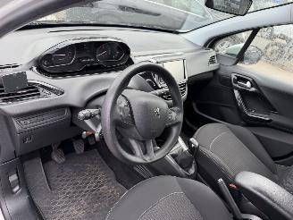 Peugeot 208 1.2 60KW Blue Lion Navi Airco Led 5-Drs picture 6