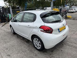 damaged passenger cars Peugeot 208 1.2 60KW Blue Lion Navi Airco Led 5-Drs 2018/1