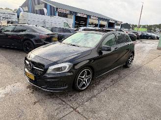 Unfallwagen Mercedes A-klasse 180 Autom. 90KW Pano Prestige Navi Clima Camera Led Xenon 2014/12