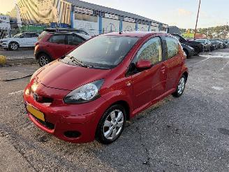 Vaurioauto  passenger cars Toyota Aygo 1.0-12V Automaat Airco 5-Deurs Aspiration Green 2010/6