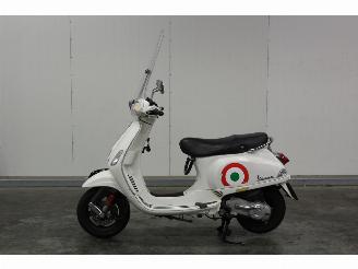 Vaurioauto  scooters Vespa  S 50 SNOR 2013