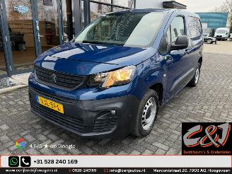 krockskadad bil bedrijf Peugeot Partner 1.5 BlueHDI Premium airco navi cruise automaat luxe 2021/2