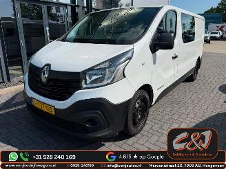 krockskadad bil bedrijf Renault Trafic  2017/3