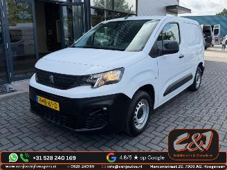 krockskadad bil bedrijf Peugeot Partner  2020/9