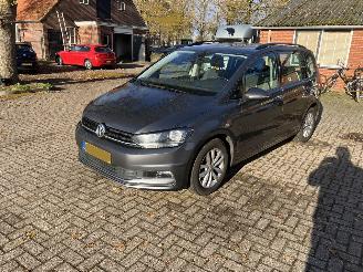 damaged passenger cars Volkswagen Touran 7 zitter 2018/4