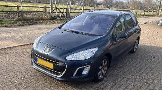 damaged passenger cars Peugeot 308 1.6 HDI 7 ZITTER MET PANO 2013/1