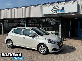 damaged passenger cars Peugeot 208 1.2 PureTech Blue Lion Navigatie Airco Cruise 2016/11