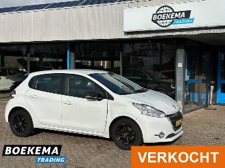 damaged passenger cars Peugeot 208 1.2 e-VTi Active Automaat Navigatie Climate 2014/1