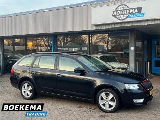 Coche accidentado Skoda Octavia Combi 1.6 TDI DSG Business Climate Navi Cruise PDC 2014/5