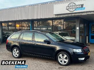Voiture accidenté Skoda Octavia Combi 1.6 TDI DSG Business Climate Navi Cruise PDC 2014/5