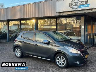 damaged passenger cars Peugeot 208 1.2 PureTech Style Navi Climate Cruise PDC 2014/12