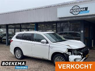 uszkodzony samochody osobowe Mitsubishi Outlander 2.4 PHEV Intense+ Pano Leer Stoel/Stuurverw. Navi Camera PDC 2020/10