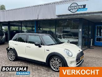skadebil auto Mini Cooper 1.5 Business Navigatie Leer Cruise 5-Deurs 2014/10