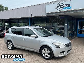 Vaurioauto  passenger cars Kia Cee d cee'd 1.4 CVVT Seven Navigatie Airco Cruise Trekhaak 2010/1