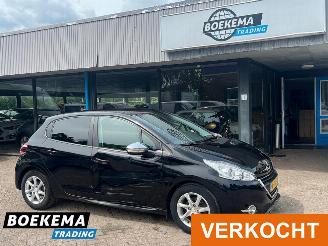 Vaurioauto  passenger cars Peugeot 208 1.2 VTi Oxygo Cruise Navi Clima Trekhaak 2014/1