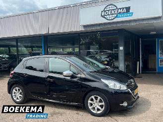 Damaged car Peugeot 208 1.2 VTi Oxygo Cruise Navi Clima Trekhaak 2014/1