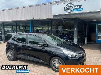 damaged passenger cars Renault Clio 1.2 16V Navigatie Airco Elektrische ramen 2013/4