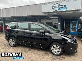 Vaurioauto  passenger cars Peugeot 5008 1.6 THP Active Automaat 165PK Panorama Cruise Navi Clima 2015/12