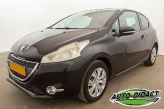 škoda osobní automobily Peugeot 208 1.2 VTi Clima Navi Envy 2012/12