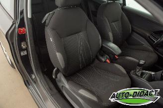 Peugeot 208 1.2 VTi Clima Navi Envy picture 22