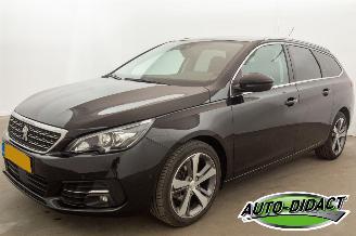 uszkodzony samochody osobowe Peugeot 308 SW 1.2 PureTech Automaat Pano Camera Clima Blue Lease Premium 2019/11