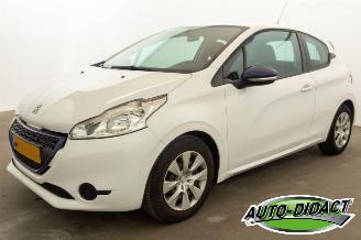 Vaurioauto  passenger cars Peugeot 208 1.0 VTi Airco 113.669 km NAP LIKE 2014/10