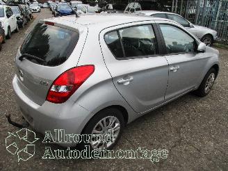 Hyundai I-20 i20 Hatchback 1.2i 16V (G4LA) [57kW]  (09-2008/12-2012) picture 3