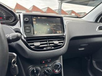 Peugeot 2008 Active Autom / Panorama / Navigation picture 20