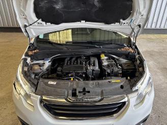 Peugeot 2008 Active Autom / Panorama / Navigation picture 18