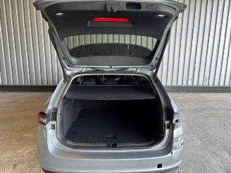 Skoda Superb Combi 2.0 TDI Selection R-Kamera / LED picture 13