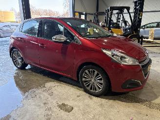 Voiture accidenté Peugeot 208 1.2 PureTech Automaat 2017/1