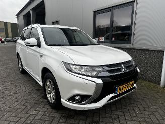 damaged passenger cars Mitsubishi Outlander 2.0 PHEV Business Edition 2015/12