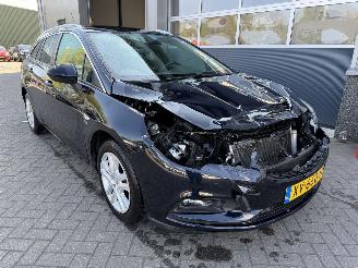 Vaurioauto  passenger cars Opel Astra 1.4 Turbo 120 Jaar Edition SPORTS TOURER 2019/3
