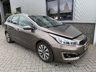 krockskadad bil auto Kia Cee d 1.6 GDI DynamicLine 2015/7