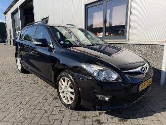 Vaurioauto  passenger cars Hyundai I-30 1.4 i-Motion 2012/1