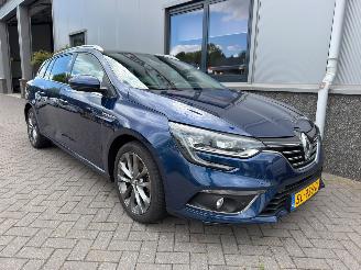 damaged passenger cars Renault Mégane 1.2 TCe Serie Signature Exclusiv 2018/5
