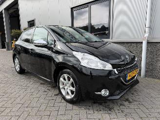 damaged passenger cars Peugeot 208 1.2 PureTech Style 2015/3