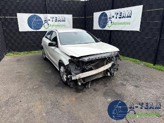 Coche siniestrado Mercedes A-klasse A (W176), Hatchback, 2012 / 2018 1.6 A-200 16V 2013/11