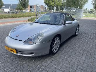 uszkodzony samochody osobowe Porsche 911 Cabrio 3.4 Carrera 2000/10