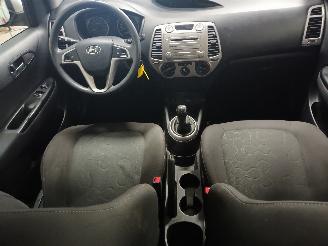 Hyundai I-20 i20 Hatchback 1.4i 16V (G4FA) [74kW]  (09-2008/12-2015) picture 12