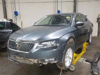demontáž osobní automobily Skoda Superb Superb (3V3) Hatchback 2.0 TDI (DFCA) [140kW]  (03-2015/...) 2016
