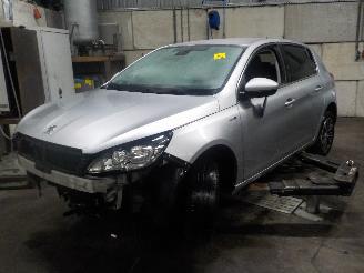 demontáž osobní automobily Peugeot 308 308 (L3/L8/LB/LH/LP) Hatchback 5-drs 1.2 12V e-THP PureTech 110 (EB2DT=
(HNZ)) [81kW]  (11-2013/06-2021) 2015/5