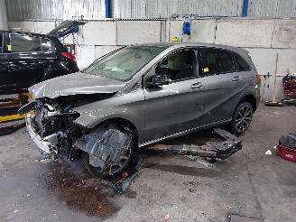 demontáž osobní automobily Mercedes B-klasse B (W246) Hatchback 1.6 B-200 BlueEFFICIENCY Turbo 16V (M270.910) [115k=
W]  (11-2011/12-2018) 2015