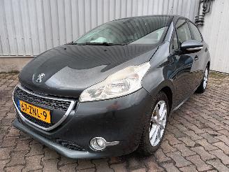 damaged passenger cars Peugeot 208 208 I (CA/CC/CK/CL) Hatchback 1.2 Vti 12V PureTech 82 (EB2F(HMZ)) [60k=
W]  (03-2012/12-2019) 2013/1