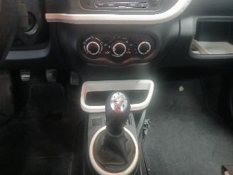 Renault Twingo Twingo III (AH) Hatchback 5-drs 1.0 SCe 70 12V (H4D-400(H4D-A4)) [52kW=
]  (09-2014/...) picture 17