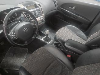 Kia Cee d Cee'd Sporty Wagon (EDF) Combi 1.6 16V (G4FC) [90kW]  (09-2007/12-2012=
) picture 12