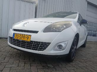 Vaurioauto  passenger cars Renault Scenic Grand Scénic III (JZ) MPV 1.6 dCi (R9M-402(R9M-A4)) [96kW]  (04-2011=
/12-2016) 2011/11