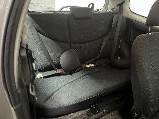 Toyota Yaris Yaris (P1) Hatchback 1.3 16V VVT-i (2SZFE) [64kW]  (04-2002/09-2005) picture 9