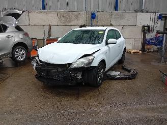 Salvage car Kia Cee d Pro cee'd (EDB3) Hatchback 3-drs 1.4 CVVT 16V (G4FA) [66kW]  (06-2010/=
09-2012) 2011/5